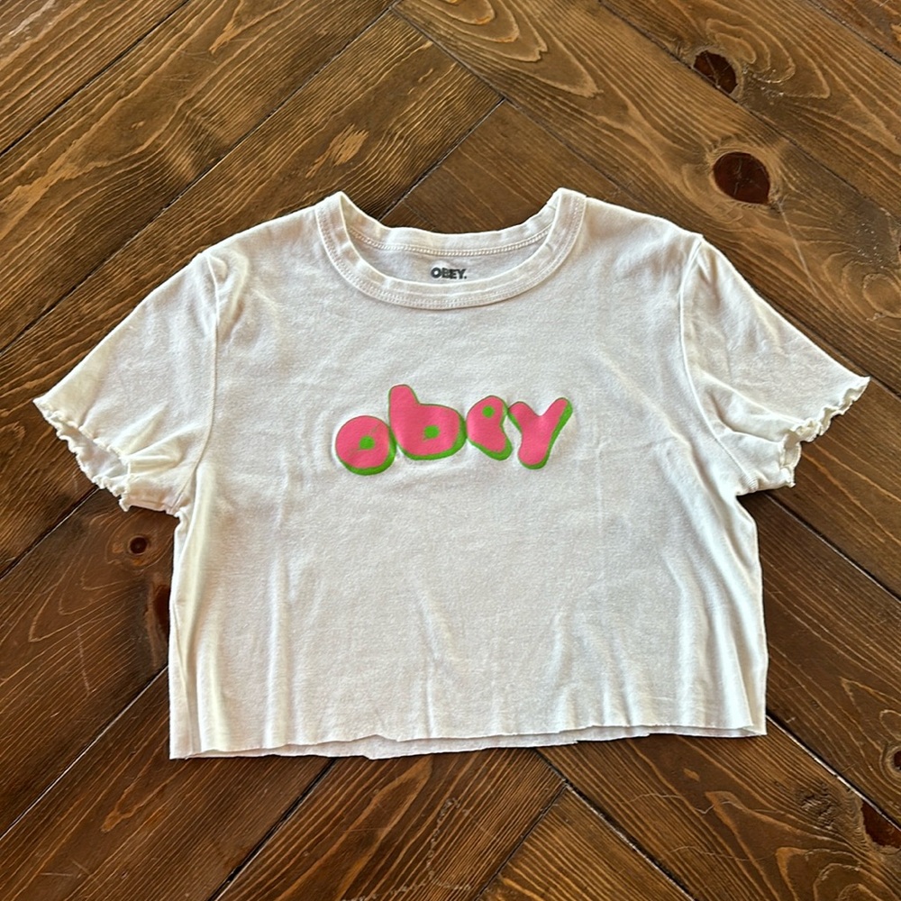Small women’s white Obey cropped short sleeve